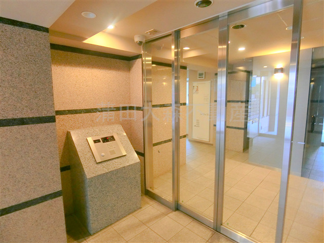 ラ・ヴィータ35のエントランス|防犯カメラTVモニター付オートロック宅配BOXメールBOX