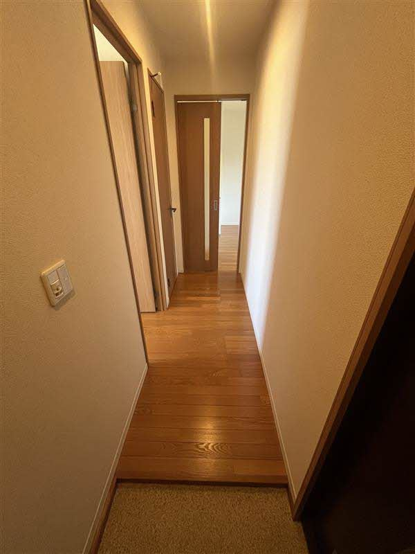 ファミーユエムアンドティB棟の玄関