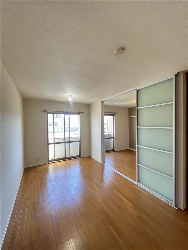 ファミーユエムアンドティB棟の居間・リビング