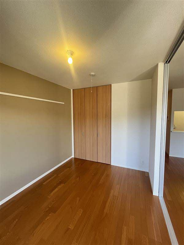 ファミーユエムアンドティB棟の洋室