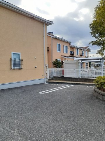 エレガントカーサＢ棟の駐車場