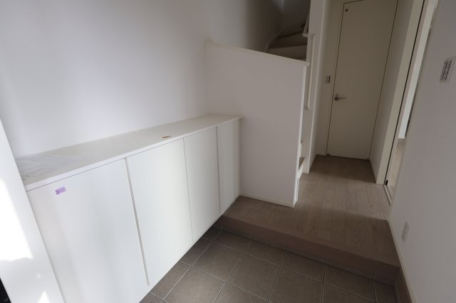 《仲介手数料無料》浦和区大東１丁目31-8新築一戸建てメルディアの玄関|撮影日 2025年12月2日 11:30 曇り