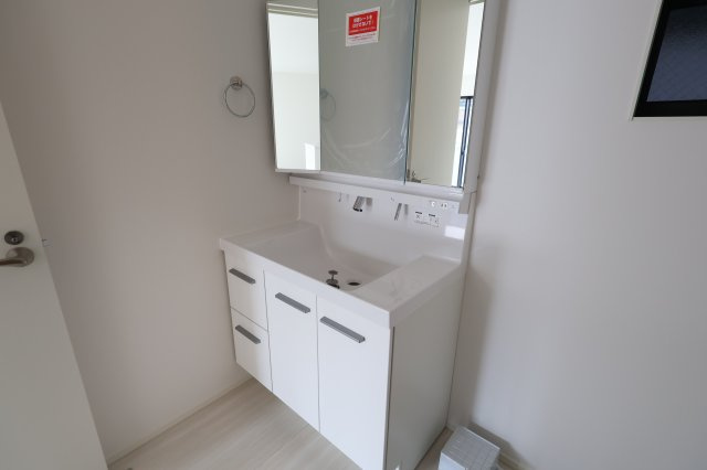 《仲介手数料無料》浦和区大東１丁目31-8新築一戸建てメルディアの独立洗面台|撮影日 2025年12月2日 11:30 曇り