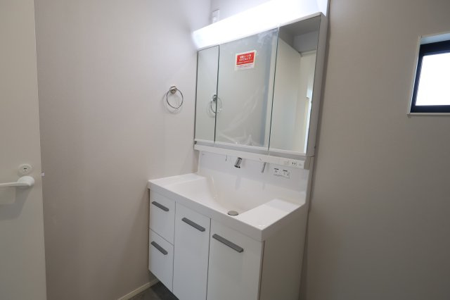 《仲介手数料無料》浦和区大東１丁目31-8新築一戸建てメルディアの独立洗面台|撮影日2025年12月2日 11:30 曇り