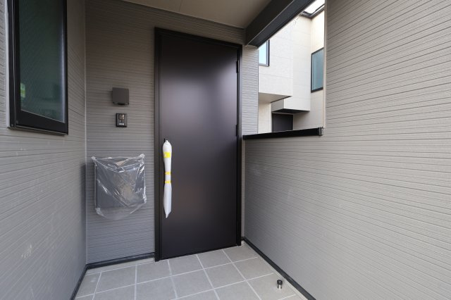 《仲介手数料無料》浦和区大東１丁目31-8新築一戸建てメルディアの玄関|撮影日2025年12月2日 11:30 曇り