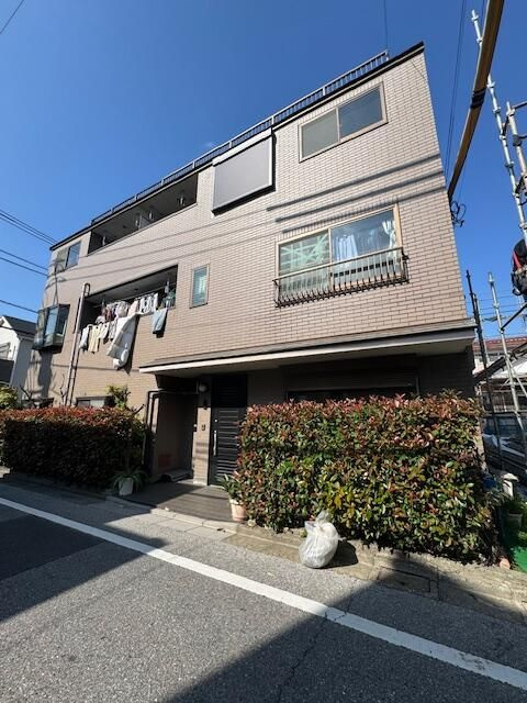 リラ・ピラミゼの外観