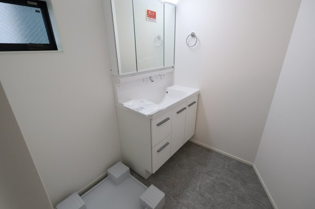 《仲介手数料無料》浦和区大東１丁目31-8新築一戸建てメルディアの独立洗面台|撮影日 2025年12月2日 11:40 晴れ