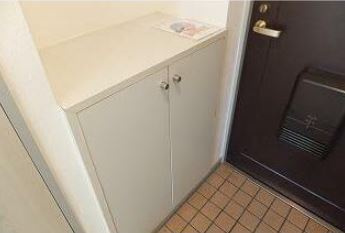 ロイヤルガーデン国分寺の玄関