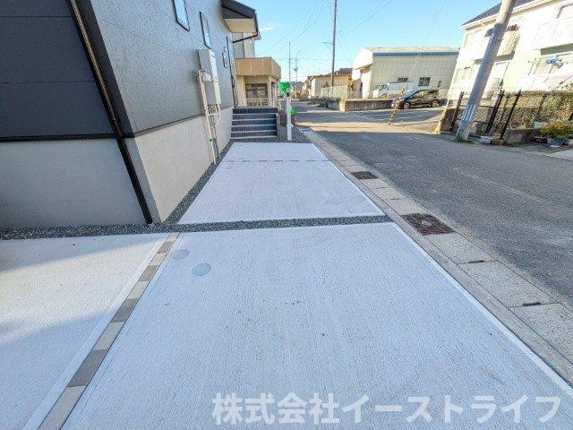 【新築戸建】　いわき市小名浜諏訪町第2　全2棟　長期優良住宅の前面道路含む現地写真|北東側5.85ｍ公道と駐車場です