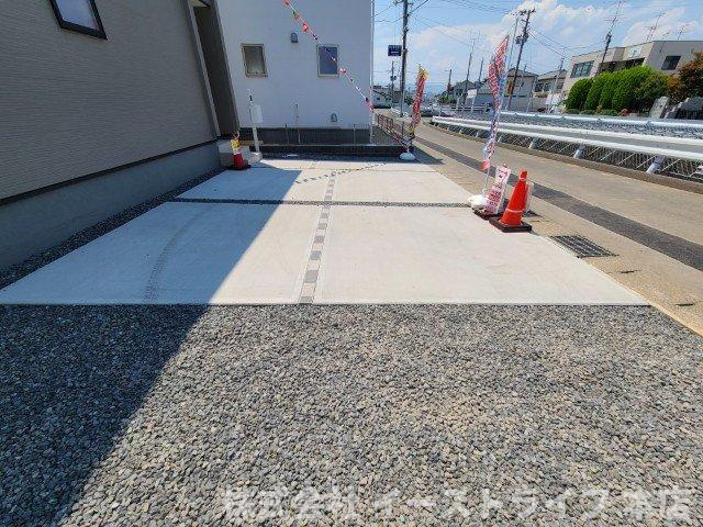 【新築戸建】　いわき市平愛谷町4丁目第1　全7棟　長期優良住宅の駐車場|2号棟写真　カースペースです。3台駐車可能（車種による）