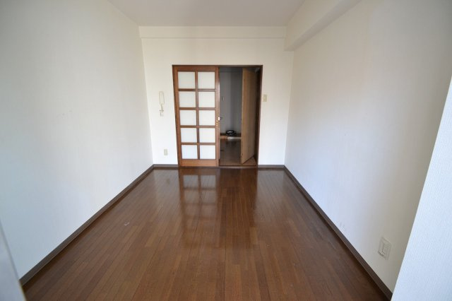 広島市中区富士見町の賃貸マンションの居間・リビング