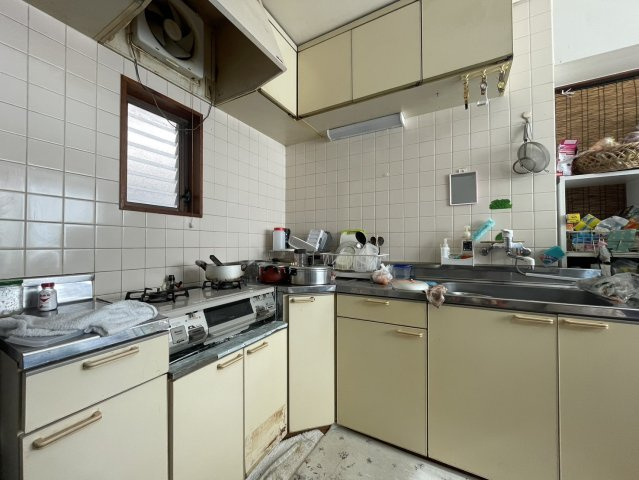 周辺商業施設多数♪残置物撤去後引き渡し♪狭山市笹井のキッチン|きれいなキッチンです