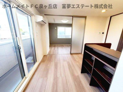 【居間・リビング】 | サニーグリーン | リビングと洋室の間仕切りを閉めたとき
※イメージ　同物件別号室の写真