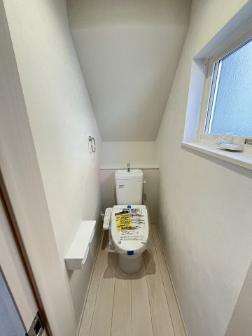 【内装】 | 福岡市第1西区小戸3丁目　3号棟（全3棟）【仲介手数料無料・0円】 | 施工例。1階のトイレです。施工例は完成時と異なる場合があります。