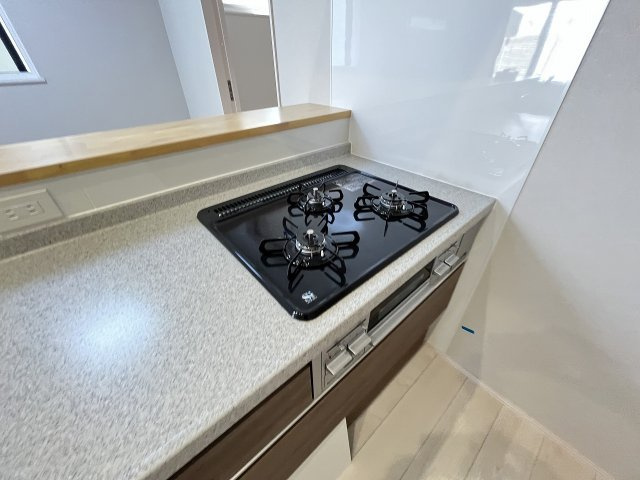 【キッチン】 | 福岡市第1西区小戸3丁目　3号棟（全3棟）【仲介手数料無料・0円】 | 施工例。施工例は完成時と異なる場合があります。