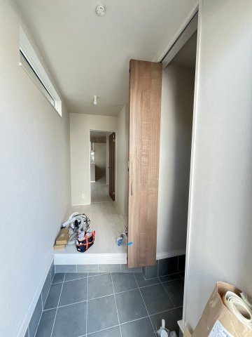 【玄関】 | 福岡市第1西区小戸3丁目　3号棟（全3棟）【仲介手数料無料・0円】 | 施工例。施工例は完成時と異なる場合があります。