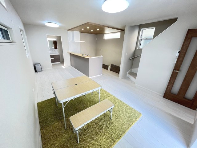 【内装】 | 福岡市第1西区小戸3丁目　3号棟（全3棟）【仲介手数料無料・0円】 | 施工例。リビングです。施工例は完成時と異なる場合があります。