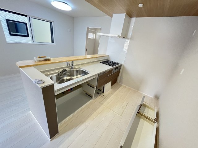 【キッチン】 | 福岡市第1西区小戸3丁目　3号棟（全3棟）【仲介手数料無料・0円】 | 施工例。施工例は完成時と異なる場合があります。