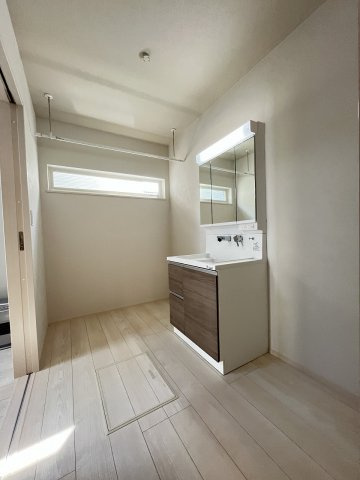 【洗面所】 | 福岡市第1西区小戸3丁目　3号棟（全3棟）【仲介手数料無料・0円】 | 施工例。施工例は完成時と異なる場合があります。