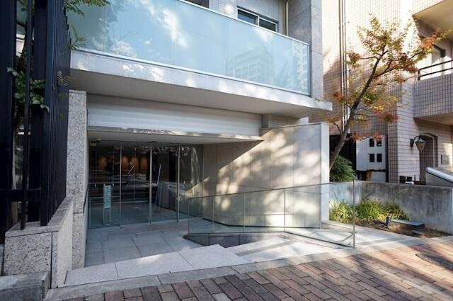 港区西麻布４丁目の賃貸マンションのエントランス| 