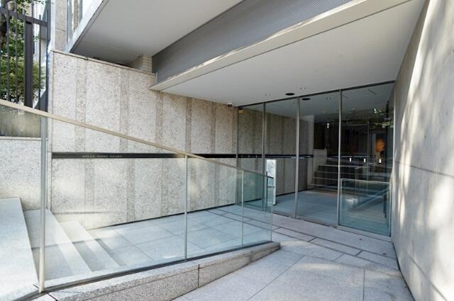 港区西麻布４丁目の賃貸マンションのエントランス| 