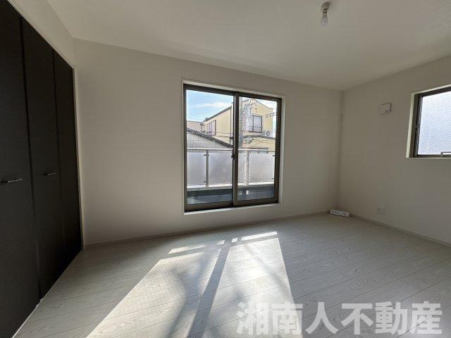 平塚市平塚2丁目　新築戸建ての洋室|明るい洋室です