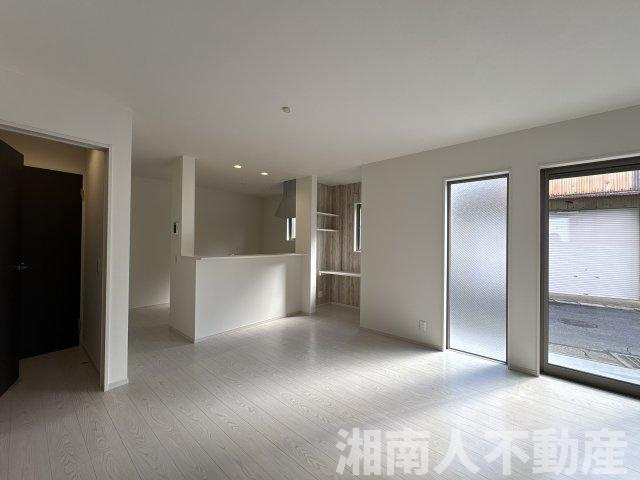 平塚市平塚2丁目　新築戸建ての居間・リビング|こちらの居間で趣味の時間をお楽しみください