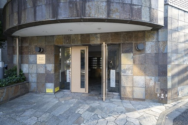 中野区松が丘１丁目の賃貸マンションのエントランス