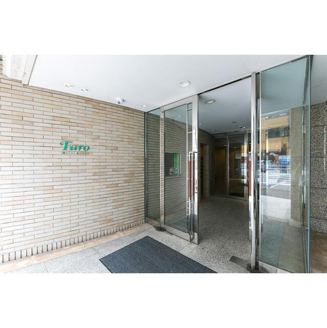 港区西麻布１丁目の賃貸マンションのエントランス| 