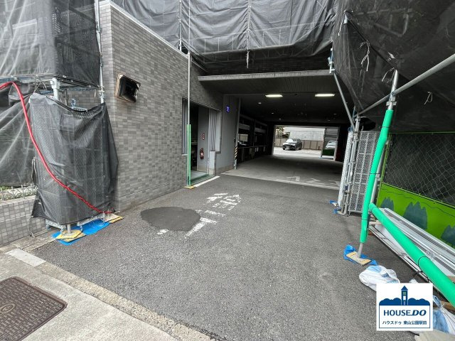 ◆野村ステイツ橦木町南◆リフォーム済！ペット可・南東角部屋♪のエントランス|【大規模修繕工事中：R6.7月初旬終了予定】
左側に駐輪場の入口があり、奥が屋内駐車場です