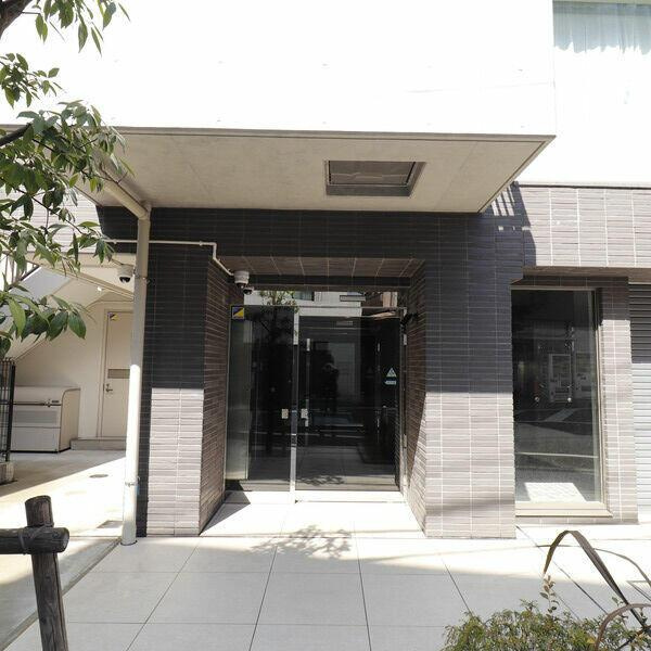 港区西麻布１丁目の賃貸マンションのエントランス| 