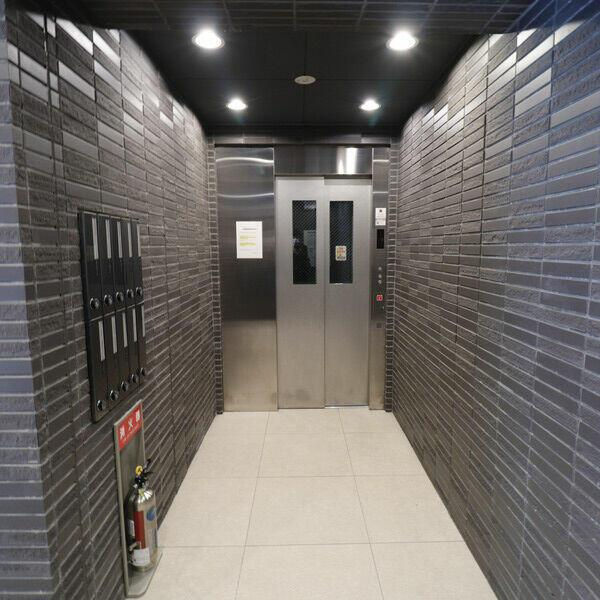 港区西麻布１丁目の賃貸マンションのエントランス| 