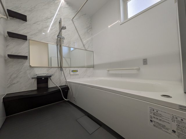 【浴室】 | 半身浴もゆっくり楽しめる広々浴室