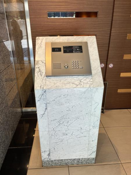 港区西麻布２丁目の賃貸マンションのエントランス| 