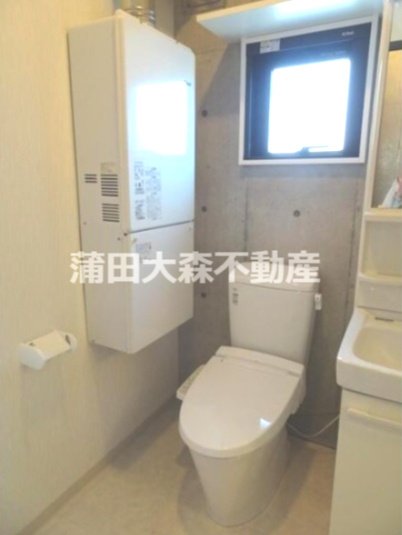 MAXIVbasic大鳥居マキシヴベーシックのトイレ|棚と温水洗浄便座付きのトイレ