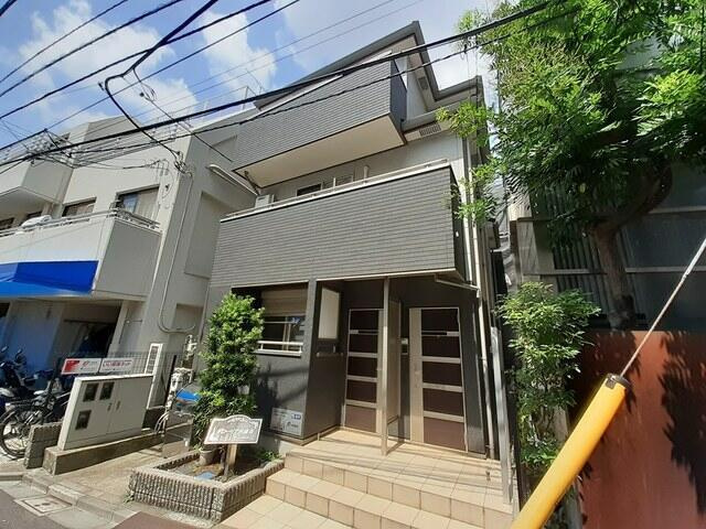 港区西麻布２丁目のアパートのエントランス| 