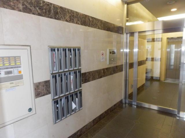 港区西麻布３丁目の賃貸マンションのエントランス| 