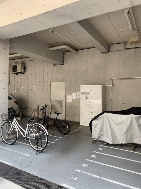 港区西麻布３丁目の賃貸マンションのその他共用部分|入口右側に駐輪場・宅配ボック… 