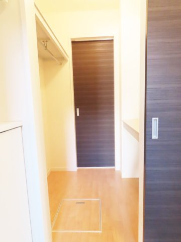 リーベンハイムⅡの収納|ウォークスルーのクローゼット