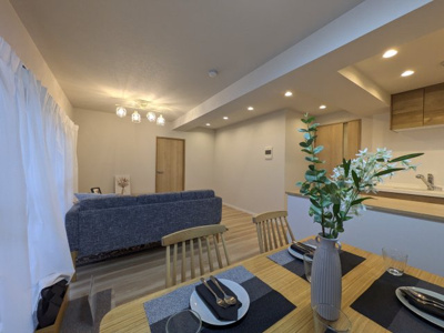 【居間・リビング】 | ダイアパレスパークサイド府中 | ☆ホームステージングしています。家具は撮影用です。

