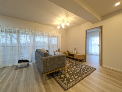 【居間・リビング】 | ダイアパレスパークサイド府中 | ☆ホームステージングしています。家具は撮影用です。

