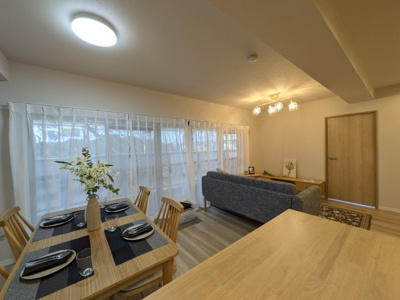 【居間・リビング】 | ダイアパレスパークサイド府中 | ☆ホームステージングしています。家具は撮影用です。

