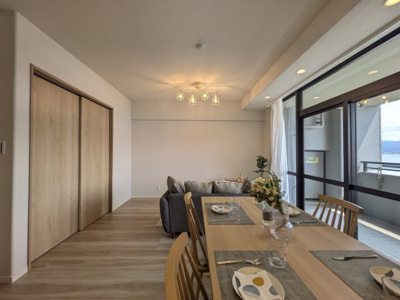 【居間・リビング】 | サーパス宇品 | ☆ホームステージングしています。家具は撮影用です。
家族団らんの時間も増えそうなくつろぎのＬＤＫです。