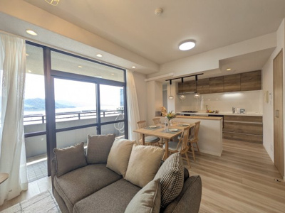 【居間・リビング】 | サーパス宇品 | ☆ホームステージングしています。家具は撮影用です。
