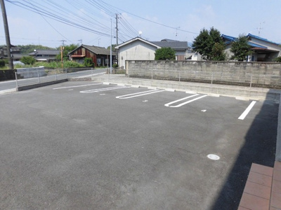 【駐車場】 | エグランティーヌ | 車をお持ちの方に嬉しい駐車場付きの物件です