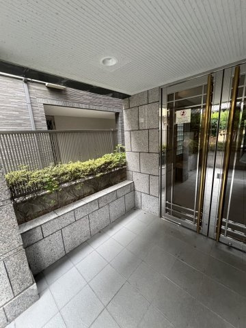 日神パレステージ新宿御苑のエントランス