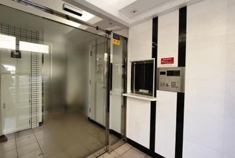 CYNTHIA Four-D 目黒大橋　ペット相談　2人入居可　常時ゴミ出し可のエントランス