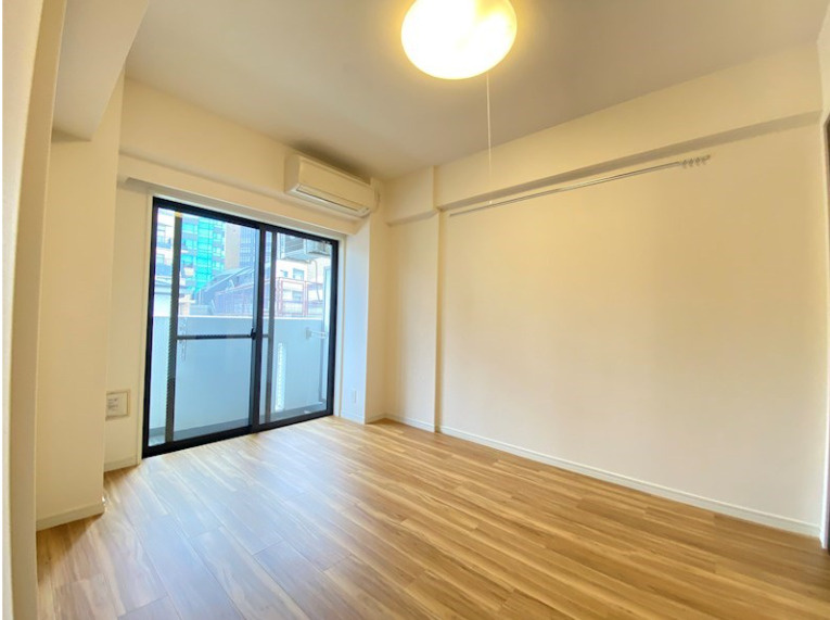 CYNTHIA Four-D 目黒大橋　ペット相談　2人入居可　常時ゴミ出し可の居間・リビング