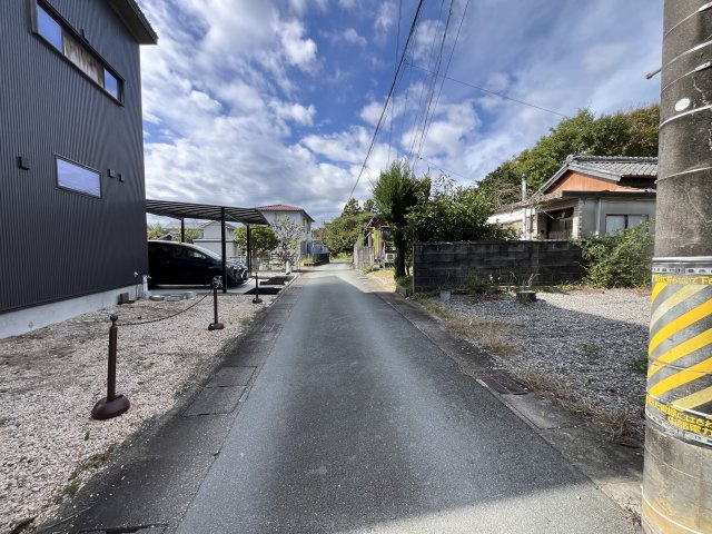伊勢市浦口３丁目 売土地の前面道路含む現地写真