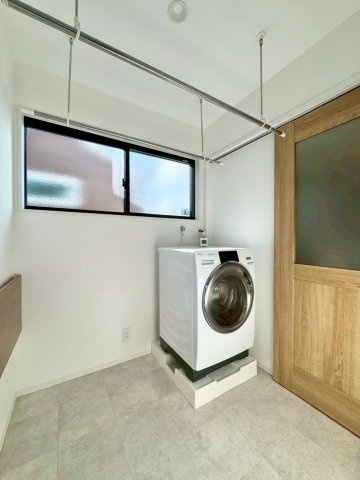 守山市大門町　中古戸建てのランドリースペース|ランドリールームは2階に。室内干しはもちろん隣接するバルコニーでも動線良く干せます。